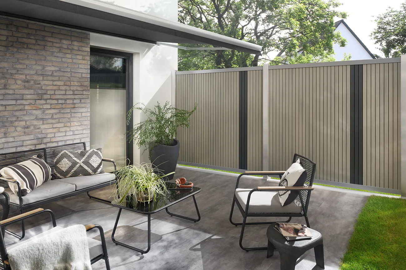 palissade composite en gris taupe - lignes verticales